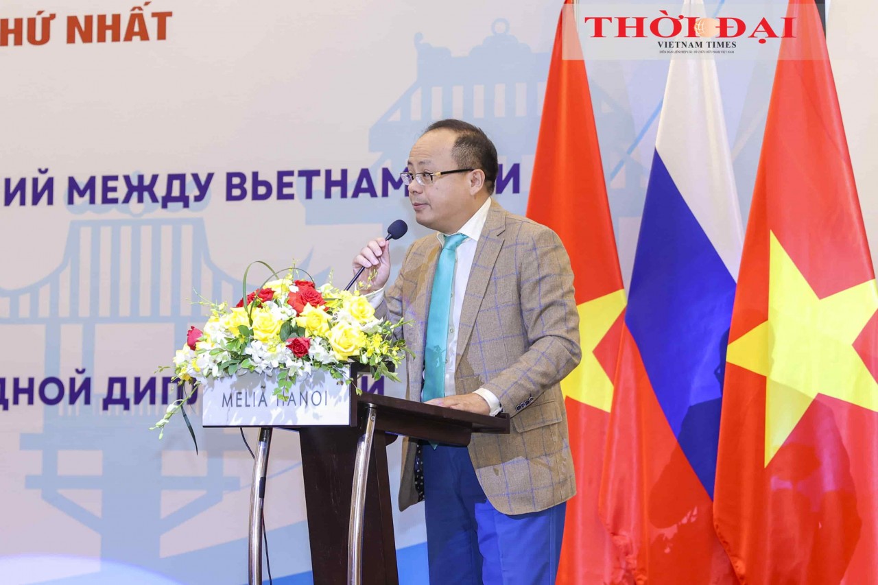 Đỗ Xuân Hoàng, President of the Union of Vietnamese Associations in the Russian Federation, delivers a presentation at the Forum. (Photo: Đinh Hòa)