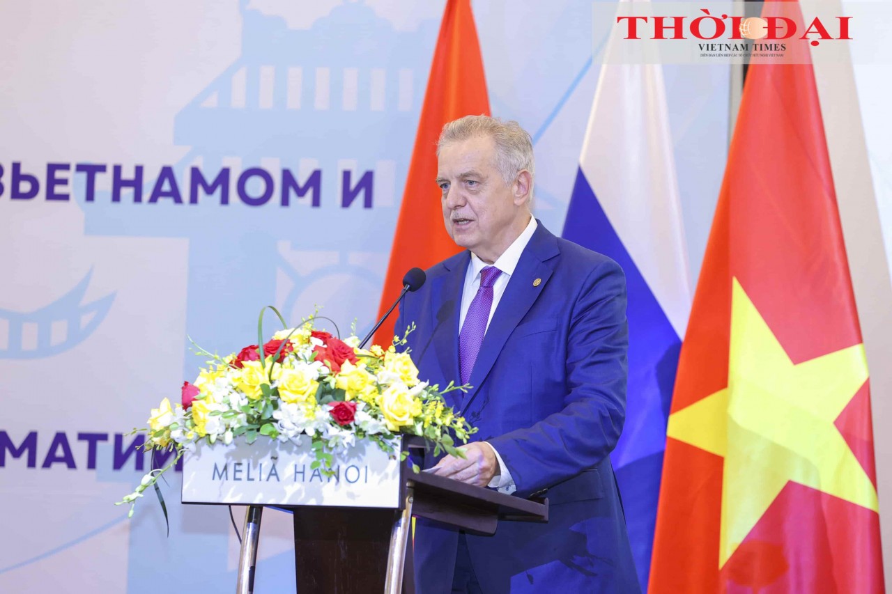 Evgeny Grigoriev, Chairman of the Committee for External Relations of Saint Petersburg, delivers a presentation at the Forum. (Photo: Đinh Hòa)