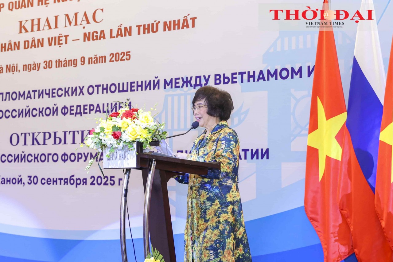 Thái Hương, Chairwoman of the Strategic Council of TH Group, delivers a presentation at the Forum. (Photo: Đinh Hòa)