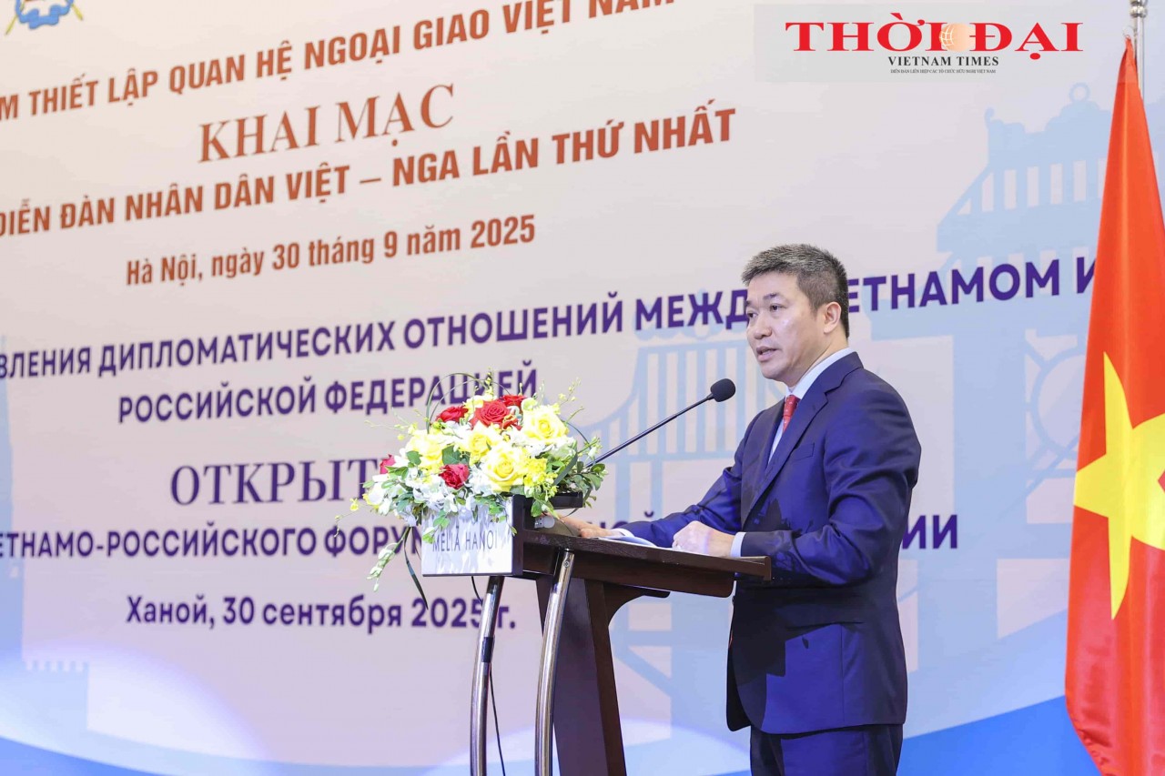 President of the Vietnam Union of Friendship Organizations, delivers the opening speech at the First Vietnam–Russia People’s Forum. (Photo: Đinh Hòa)