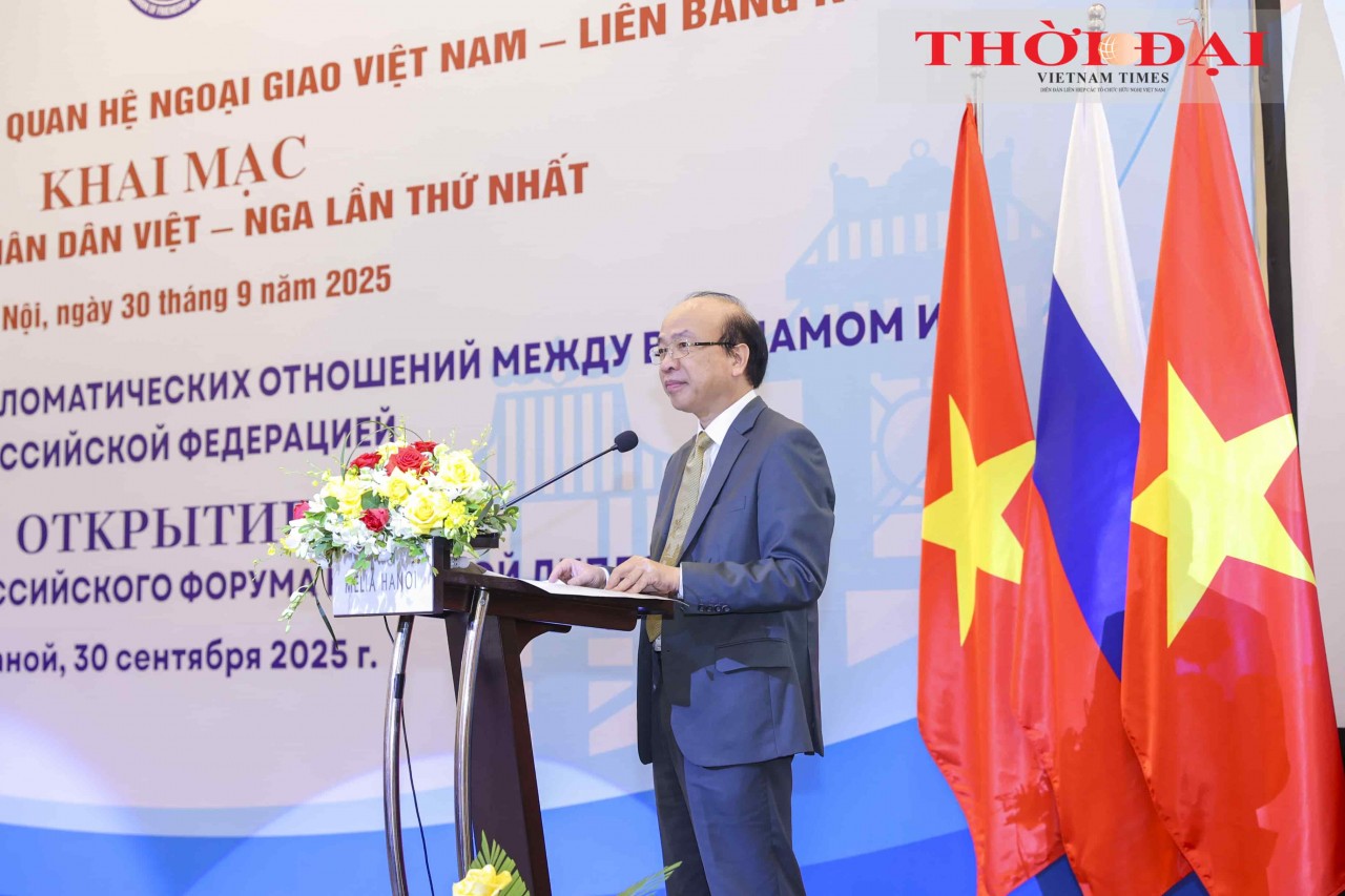 Deputy Minister of Justice and President of the Vietnam–Russia Friendship Association, delivers a presentation at the Forum. (Photo: Đinh Hòa)