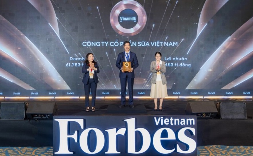 Mr. Nguyễn Quốc Khánh – Executive Director of Research & Development at Vinamilk receives the award for Top 50 Best-Listed Companies in Vietnam – Photo: Forbes Vietnam
