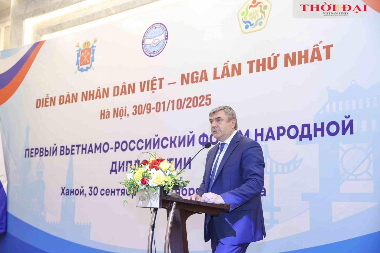 Vyacheslav Kalganov, Vice Chairman of the Saint Petersburg Committee for External Relations, speaks at the closing session. (Photo: Đinh Hòa)