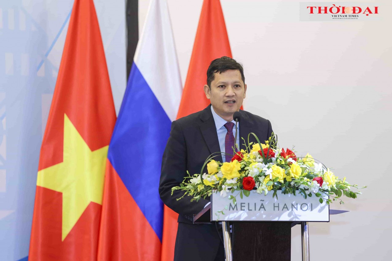 Nguyễn Quốc Hùng, Director of the Fund for the Promotion of Russia–Vietnam Cooperation “Tradition and Friendship,” delivers the closing remarks. (Photo: Đinh Hòa)