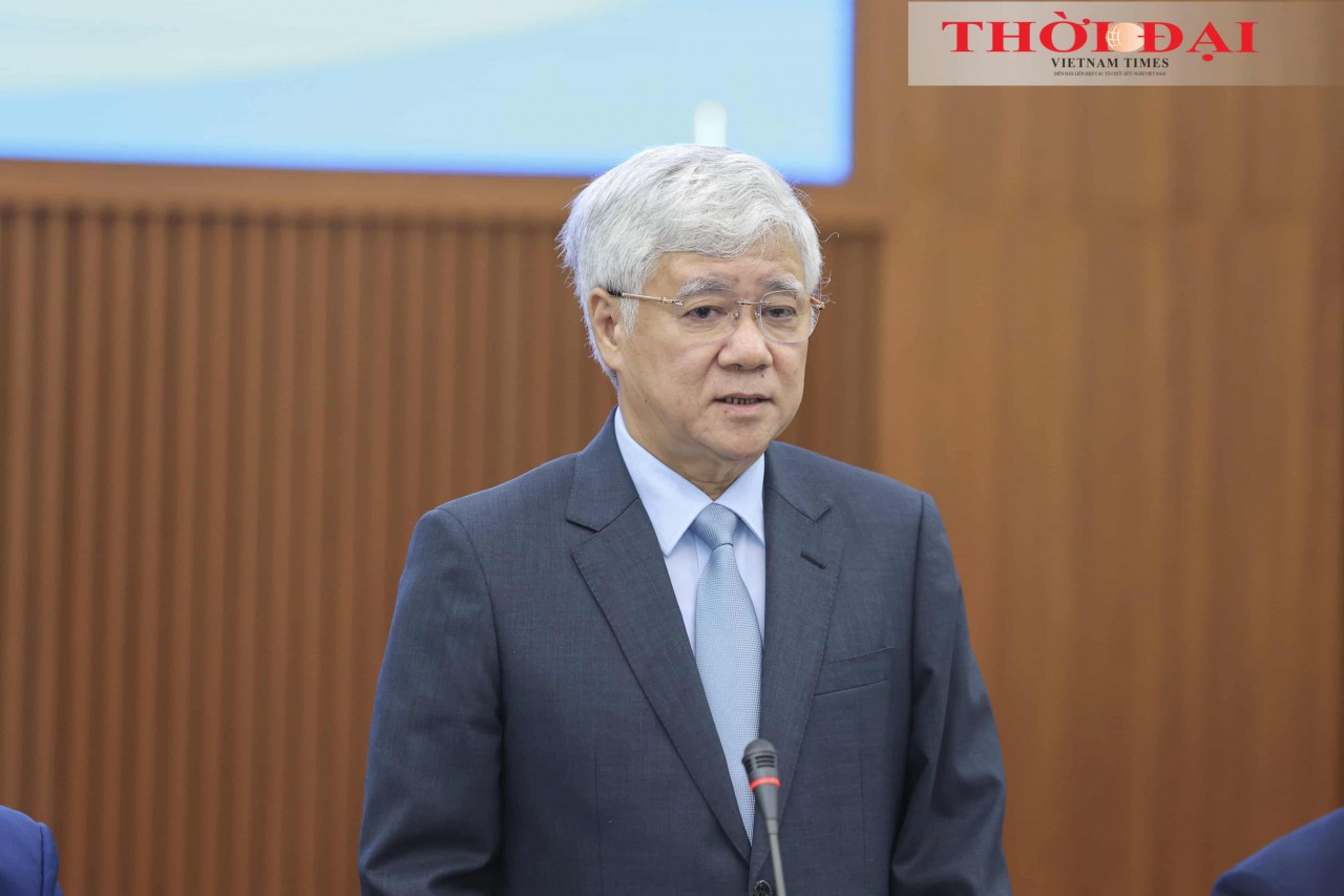Politburo Member, Secretary of the Communist Party of Vietnam Central Committee, and President of the Vietnam Fatherland Front Central Committee, speaks at the meeting.