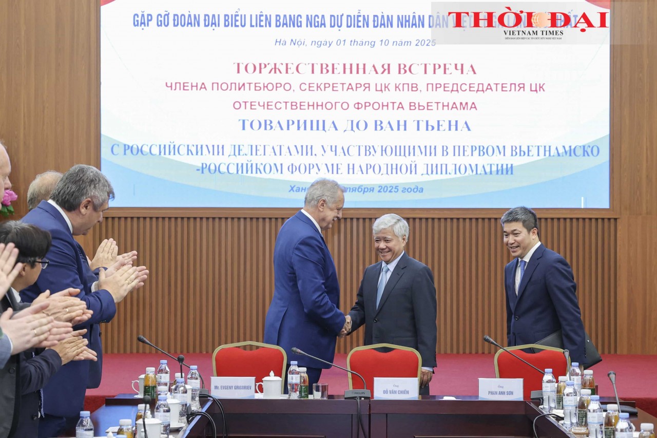 Politburo Member, Secretary of the Communist Party of Vietnam Central Committee, and President of the Vietnam Fatherland Front Central Committee, meets with the Russian delegation attending the First Vietnam–Russia People’s Forum.