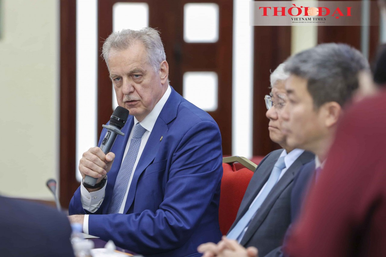 Evgeny Grigoriev, Chairman of the Saint Petersburg Committee for External Relations, speaks at the meeting.