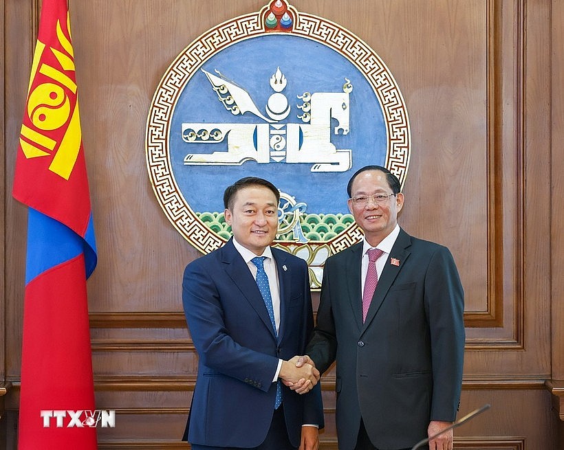 National Assembly (NA) Vice Chairman Sen. Lieut. Gen. Tran Quang Phuong (right) and Chairman of the State Great Khural of Mongolia Dashzegve Amarbayasgalan (Photo: VNA)