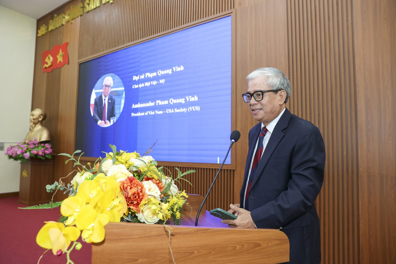 Ambassador Phạm Quang Vinh, President of the Vietnam – U.S. Society, delivering remarks at the seminar. (Photo: Đinh Hòa)