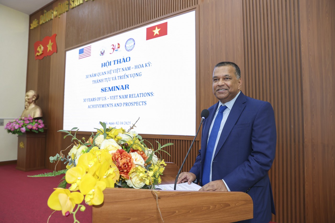 Satu Limaye, Vice President of the East-West Center in Washington, D.C., presents the results of a research project on Vietnam-US relations. (Photo: Dinh Hoa)