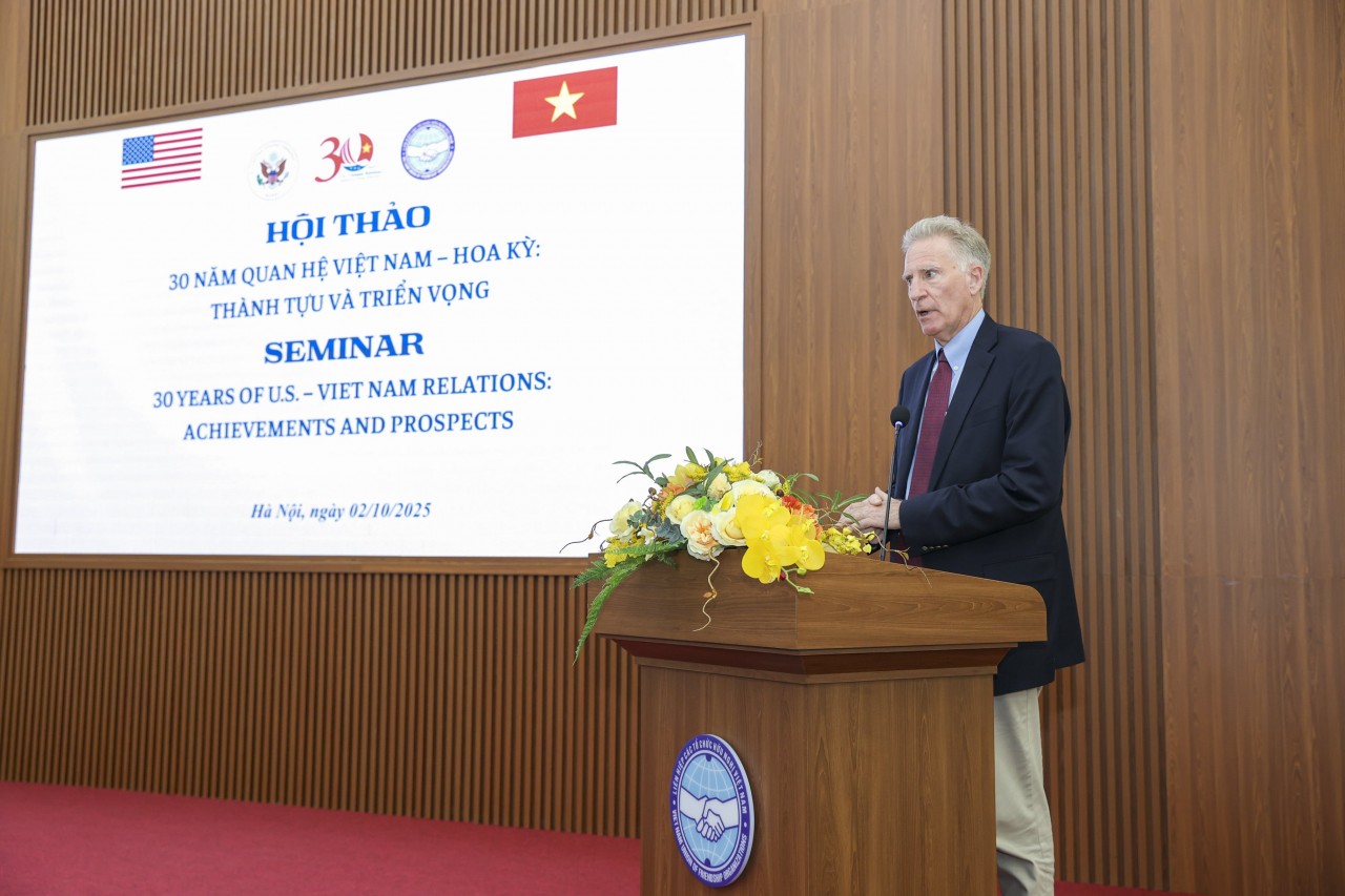  Mr. James Carouso, Senior Adviser at the Center for Strategic and International Studies (CSIS), delivering remarks at the seminar. (Photo: Đinh Hòa)