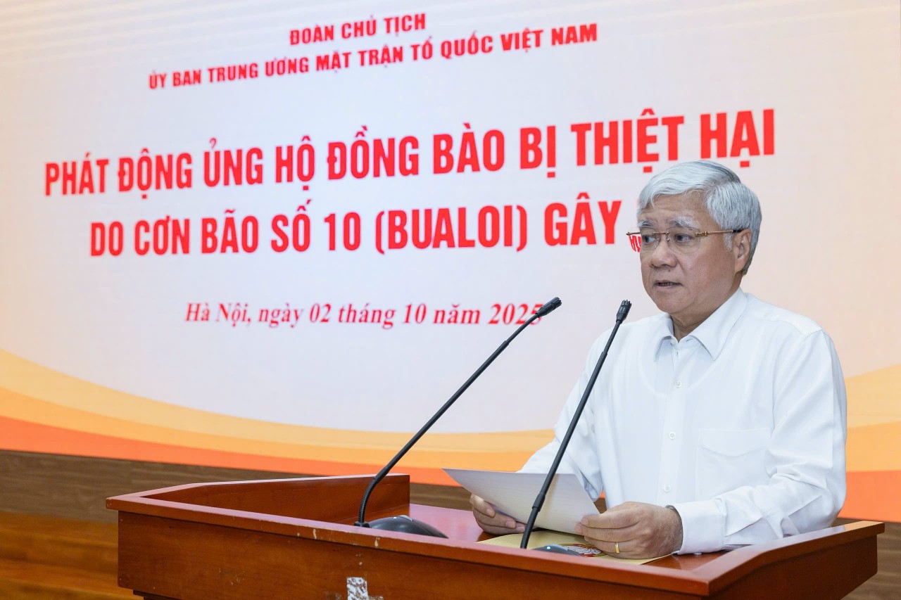 Politburo member, Secretary of the Party Central Committee, and President of the Central Committee of the Vietnam Fatherland Front Do Van Chien delivers the appeal for support to help people overcome the consequences of Typhoon No. 10. (Photo: Quang Vinh)