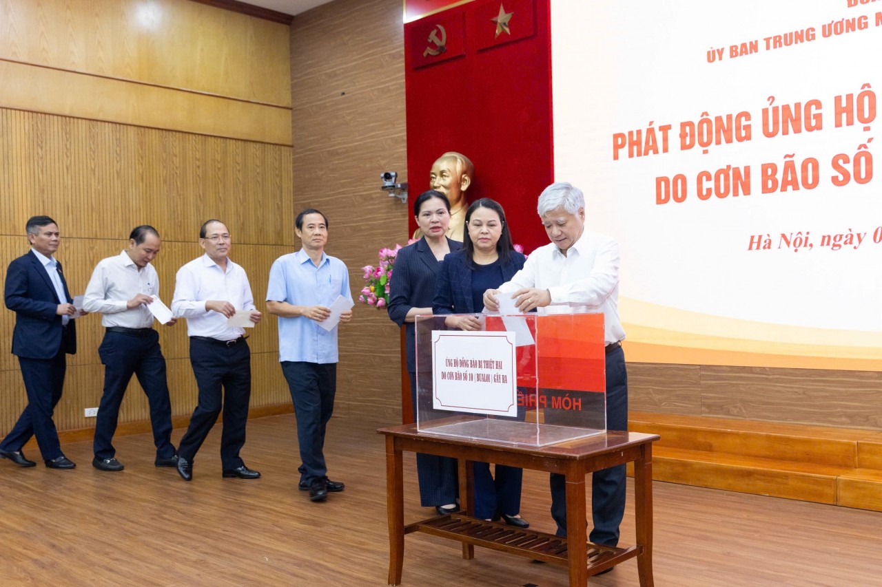 Politburo member, Secretary of the Party Central Committee, and President of the Central Committee of the Vietnam Fatherland Front Do Van Chien and delegates contribute support to people affected by Typhoon No. 10. (Photo: Quang Vinh)