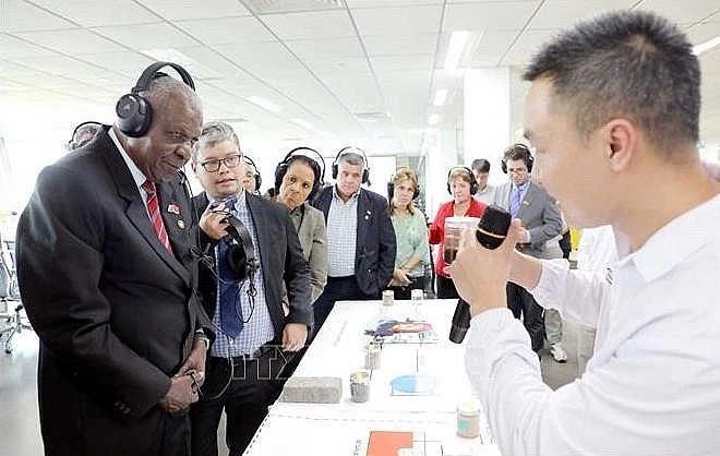 President of the National Assembly of People’s Power Esteban Lazo Hernández and his delegation visit Nestlé Bong Sen Factory at Thang Long II Industrial Park (Photo:qdnd.vn)