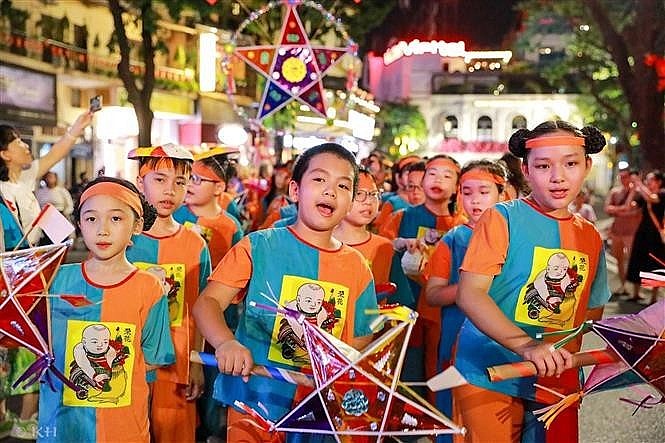A lantern parade around Hoan Kiem Lake (Photo: VNA)