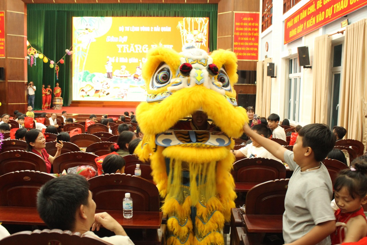 The lion dance and star lantern parade. (Photo: Anh Tho)