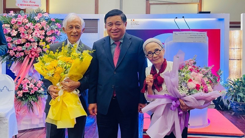 Deputy Prime Minister Nguyễn Chí Dũng (center) congratulates Professors Jean Trần Thanh Vân (left) and Lê Kim Ngọc. (Photo: Nhân Dân Newspaper)