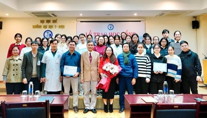 COV Grants Scholarships for Disadvantaged Students in Hue