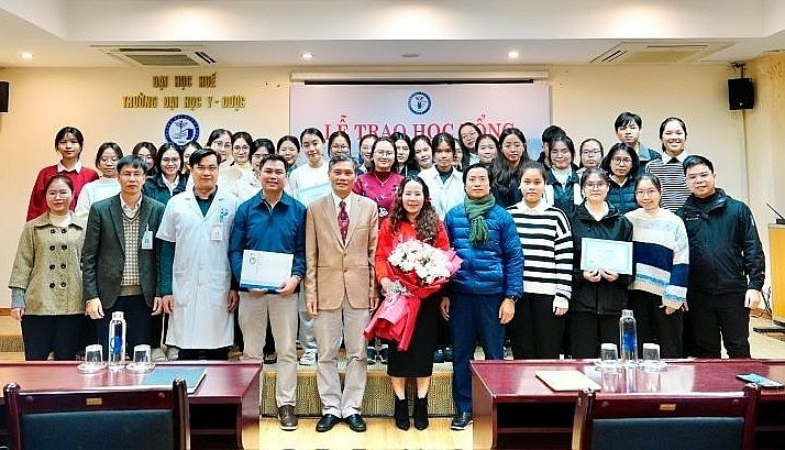 COV Grants Scholarships for Disadvantaged Students in Hue