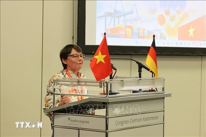 Grosse Gudrun, Head of the International Department of IHK Cologne, spoke at the Forum. (Photo: Thu Hang/VNA)