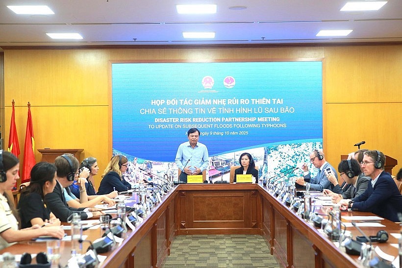 Deputy Minister of Agriculture and Environment Nguyen Hoang Hiep meets with members of the Disaster Risk Reduction Partnership (DRRP) to share updates on post-storm flooding and discuss emergency relief measures (Photo: VNA) Deputy Minister of Agriculture and Environment Nguyen Hoang Hiep meets with members of the Disaster Risk Reduction Partnership (DRRP) to share updates on post-storm flooding and discuss emergency relief measures (Photo: VNA)