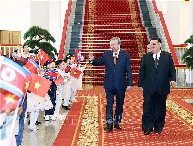 General Secretary of the Communist Party of Vietnam Central Committee To Lam (L), General Secretary of the Workers' Party of Korea and President of the State Affairs of the DPRK Kim Jong Un, and the DPRK's children at the welcome ceremony for the Vietnamese leader. (Photo: VNA)
