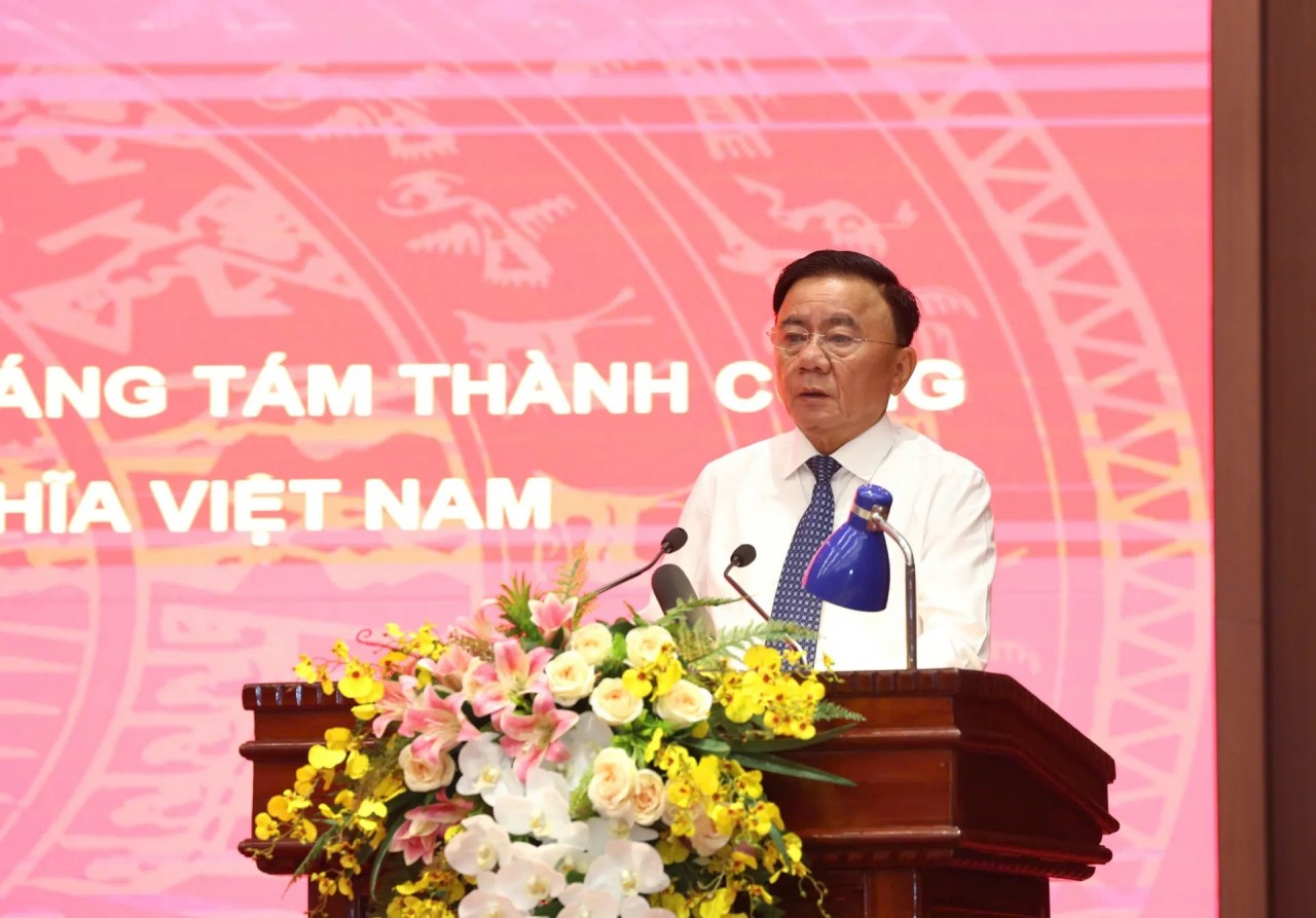 Politburo member and Permanent Member of the Party Central Committee’s Secretariat Trần Cẩm Tú delivers a speech at the conference. (Photo: Kinh tế & Đô thị Newspaper)