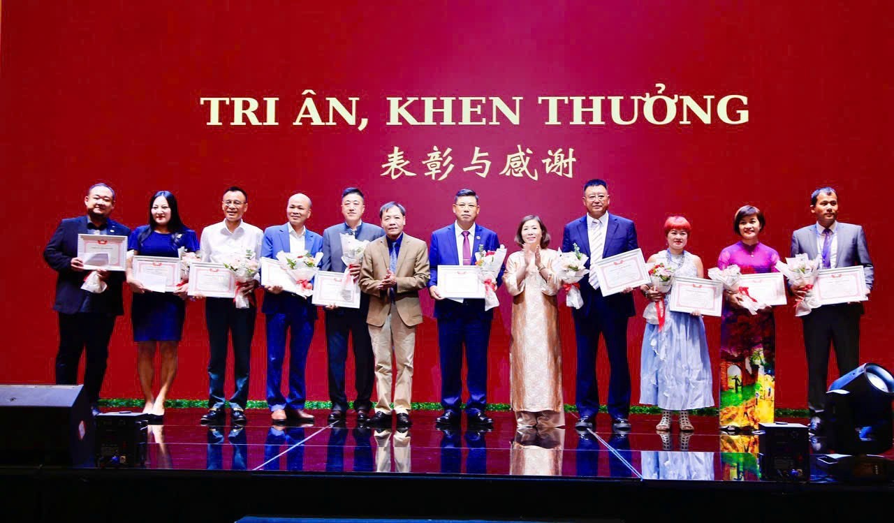 Commendation of 11 outstanding enterprises for their significant contributions to business operations and Vietnam-China friendship and cooperation activities. (Photo: haiphong.gov.vn)