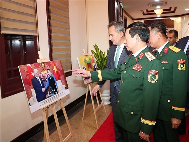 Minister of National Defence General Phan Văn Giang,and Secretary of the Turkish Defence Industries Haluk Gorgun yesterday visited a photo exhibition showing bilateral ties between the two countries. VNA/VNS