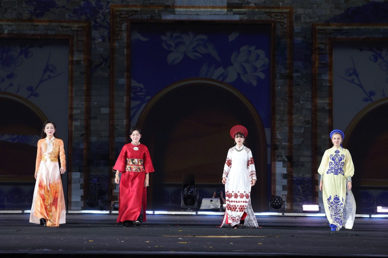 The wives of ambassadors from several countries participated in the ao dai fashion show. (Photo: icd.gov.vn)