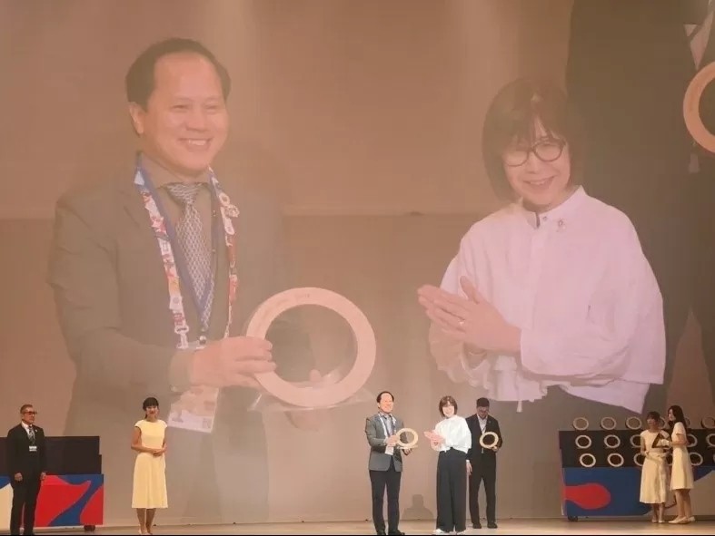 Tran Nhat Hoang, Deputy Commissioner General of Vietnam at EXPO 2025, representative of the Vietnam Pavilion, received the award. (Source: Ministry of Culture, Sports and Tourism)