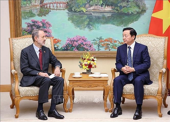 Deputy Prime Minister Tran Hong Ha (right) hosts Italian Ambassador to Vietnam Marco Della Seta on October 15. (Photo: VNA) Deputy Prime Minister Tran Hong Ha (right) hosts Italian Ambassador to Vietnam Marco Della Seta on October 15. (Photo: VNA)
