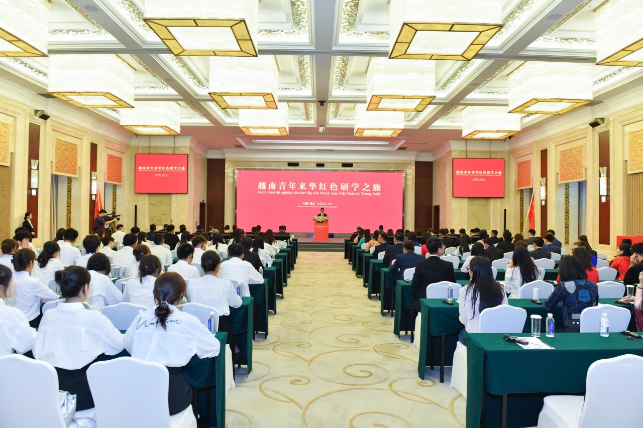 the opening ceremony of the program “Red Journey of Study and Research for Vietnamese Youth in China”