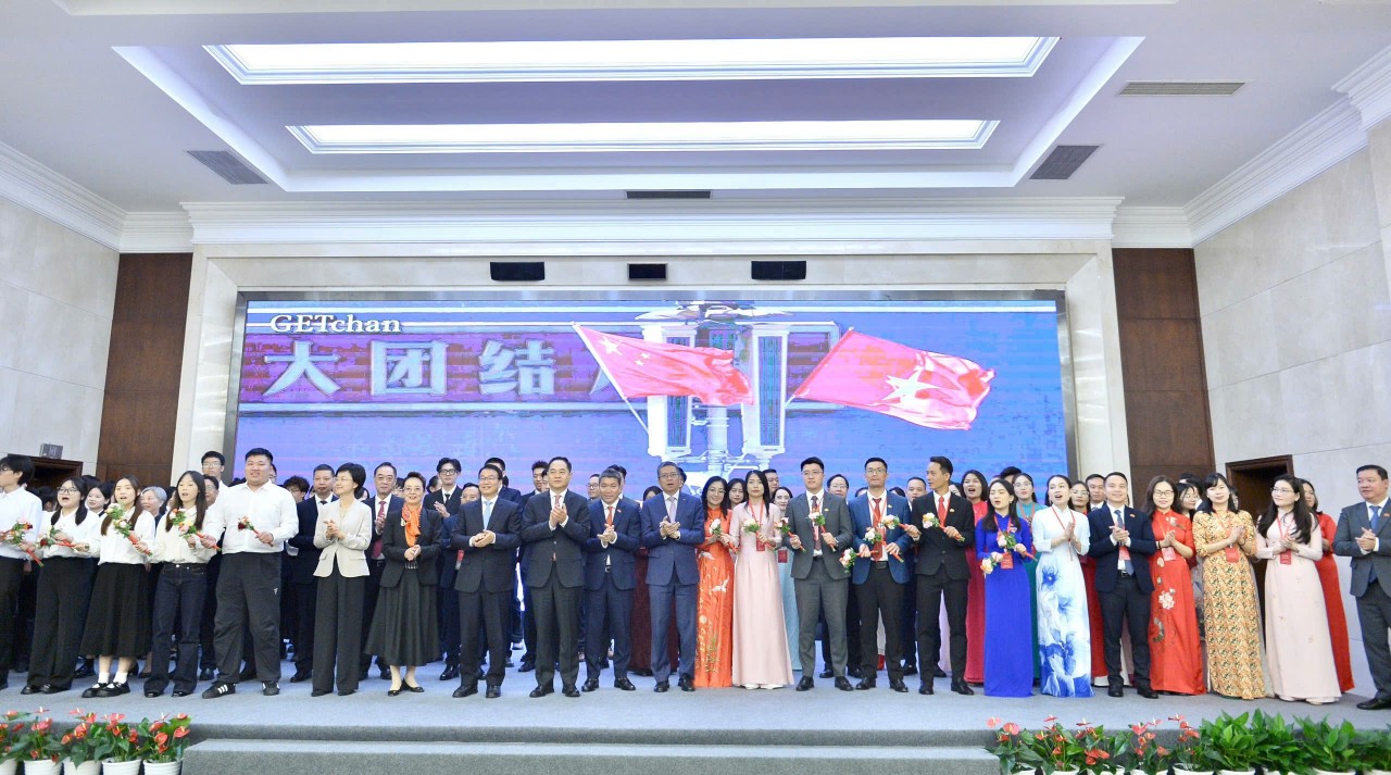 Leaders and youth delegates then joined in singing the song “Vietnam–China.”
