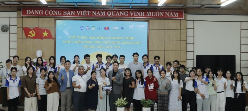 Delegates take commemorative photos with the students. (Photo: Contributor)