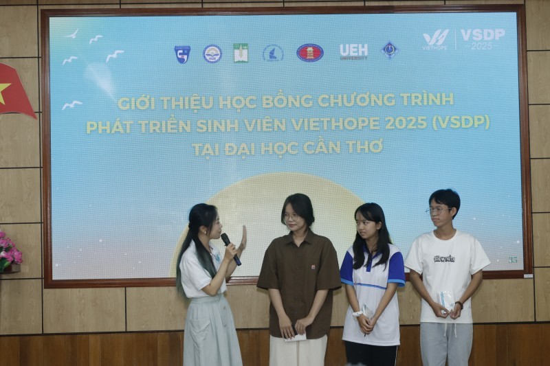 VietHope interacts with students of Can Tho University. (Photo: Contributor)
