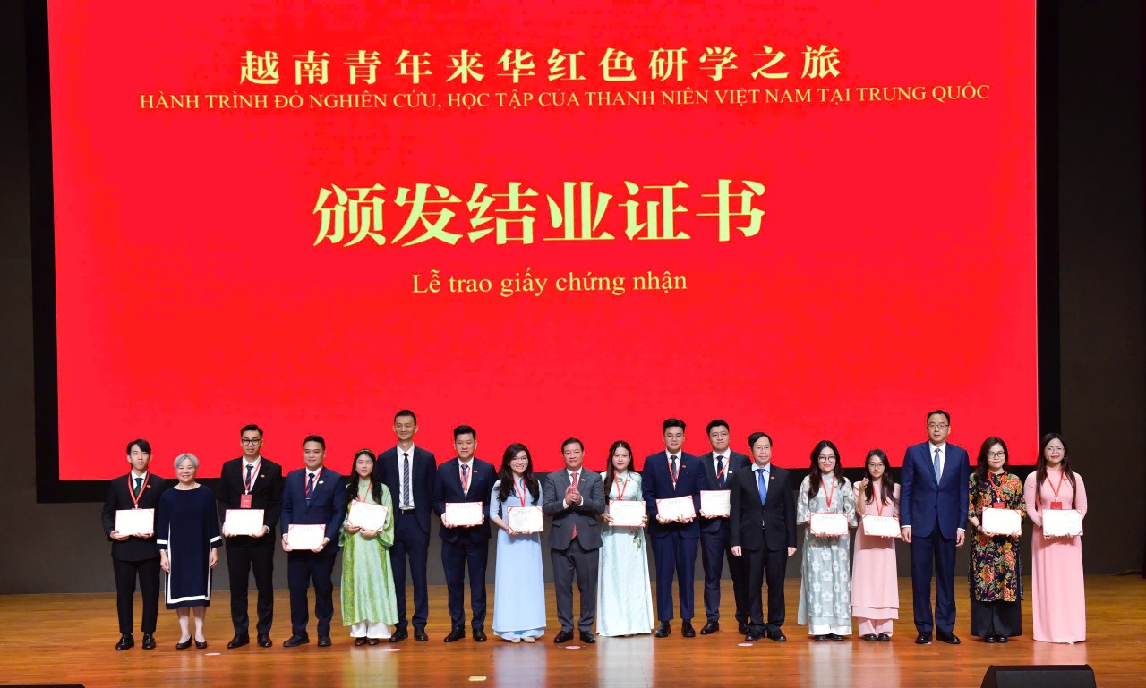 The Organizing Committee presents certificates to participating youth. (Photo: Organizing Committee)