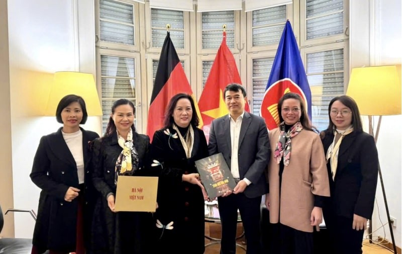 The Hanoi delegation visited and presented books to the Consulate General of Vietnam in Frankfurt. (Photo: Hanoi Department of Culture and Sports)