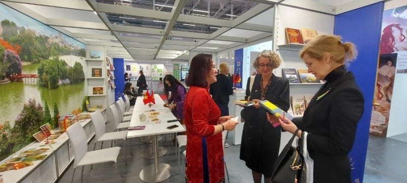 Many visitors at the Fair showed interest in Hanoi’s books and tourism products at the Hanoi–Vietnam Book Space. (Photo: Hanoi Department of Culture and Sports)