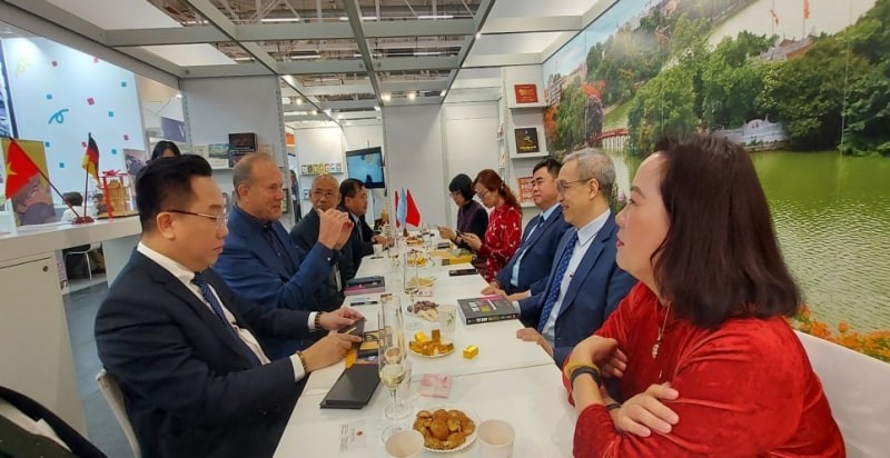 Deputy Minister Phan Tâm and the delegation from the Ministry of Culture, Sports and Tourism, the Vietnam Publishers Association, and Hanoi held discussions with foreign partners at the Fair. (Photo: Hanoi Department of Culture and Sports)