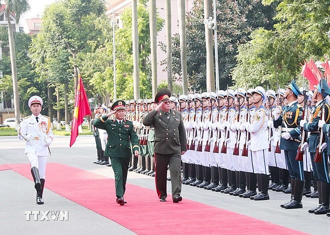Gen. Nguyen Tan Cuong, Chief of the General Staff of the Vietnam People’s Army and Deputy Minister of National Defence (left) and Maj. Gen. Pavel Muraveiko review the Guard of Honour of the Vietnam People's Army. (Photo: VNA) Gen. Nguyen Tan Cuong, Chief of the General Staff of the Vietnam People’s Army and Deputy Minister of National Defence (left) and Maj. Gen. Pavel Muraveiko review the Guard of Honour of the Vietnam People's Army. (Photo: VNA)