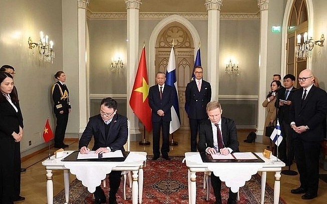 General Secretary To Lam and Finnish President Alexander Stubb witness the signing of a memorandum of understanding (MoU) between Vietnam’s Ministry of Finance and Finland’s Ministry of Foreign Affairs on supporting and promoting the preparation and implementation of projects funded under Finland’s Public Investment Fund (Photo: VNA)