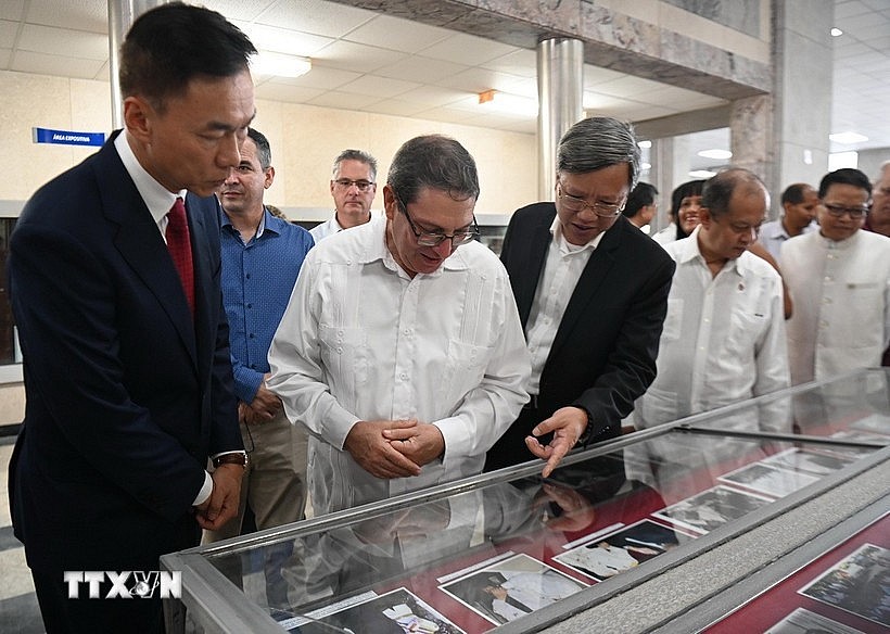 Vietnamese Ambassador to Cuba Le Quang Long (third from left) and Cuban Minister of Foreign Affairs Bruno Rodríguez Parrilla (second from left) visit the exhibition (Photo: VNA) Vietnamese Ambassador to Cuba Le Quang Long (third from left) and Cuban Minister of Foreign Affairs Bruno Rodríguez Parrilla (second from left) visit the exhibition (Photo: VNA)