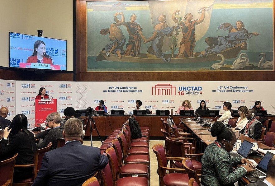 Vietnamese Deputy Minister of Foreign Affairs Nguyen Minh Hang speaks at the UNCTAD 16 roundtable in Geneva, Switzerland, on October 21. (Photo: MOFA) Vietnamese Deputy Minister of Foreign Affairs Nguyen Minh Hang speaks at the UNCTAD 16 roundtable in Geneva, Switzerland, on October 21. (Photo: MOFA)