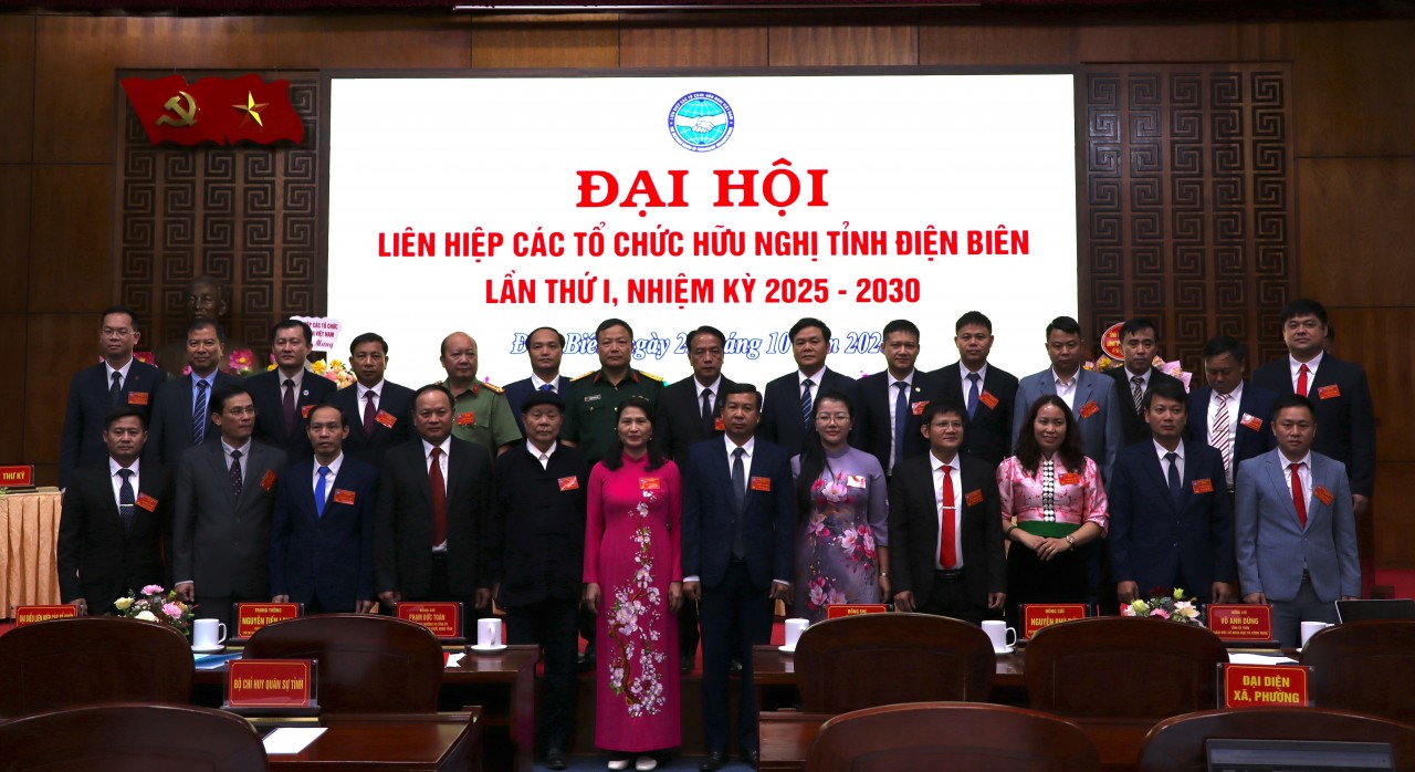 Delegates pose for a commemorative photo at the congress. (Photo: Dien Bien Union of Friendship Organizations)