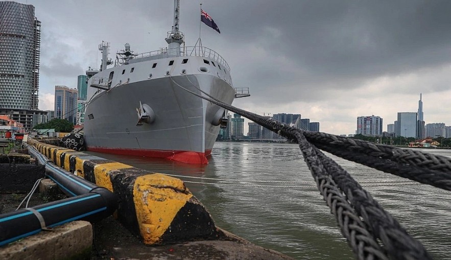 A Royal New Zealand Navy warship docks at Saigon Port in Ho Chi Minh City for a diplomatic visit to Vietnam in 2023 (Illustrative photo)