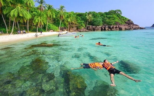 Tourists enjoy the clear water at the Hòn Mây Islet in Phú Quốc. Photo kiengiangtravel.vn