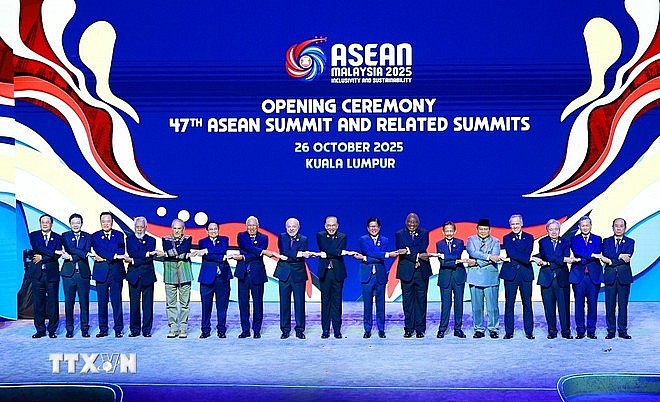 Prime Minister Pham Minh Chinh (sixth, left) and heads of delegations pose for a group photo at the opening ceremony of the 47th ASEAN Summit in Malaysia. (Photo: VNA) Prime Minister Pham Minh Chinh (sixth, left) and heads of delegations pose for a group photo at the opening ceremony of the 47th ASEAN Summit in Malaysia. (Photo: VNA)