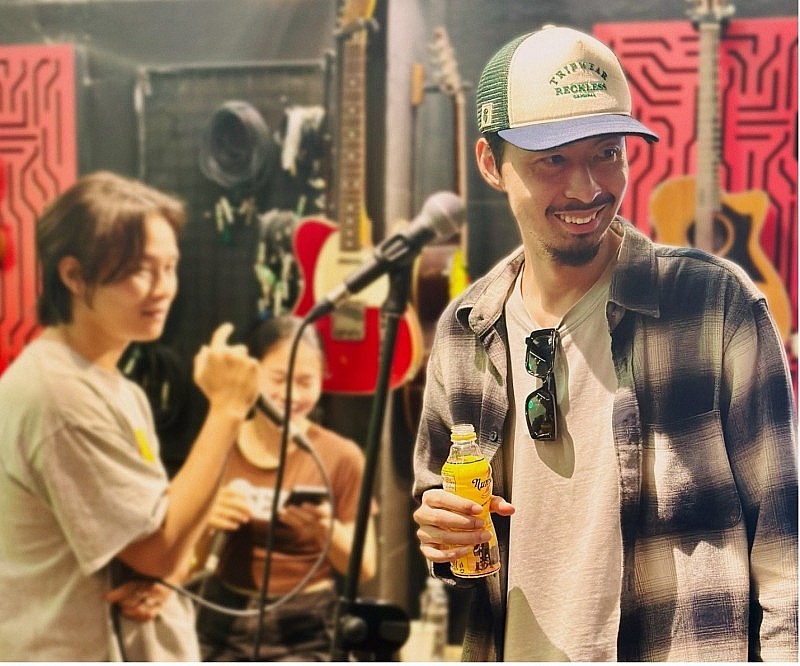 Đen and Number 1 deliver a heart-touching collaboration with the message: “Fuel your energy, sustain your passion, and become the best version of yourself.” Đen and Number 1 deliver a heart-touching collaboration with the message: “Fuel your energy, sustain your passion, and become the best version of yourself.”