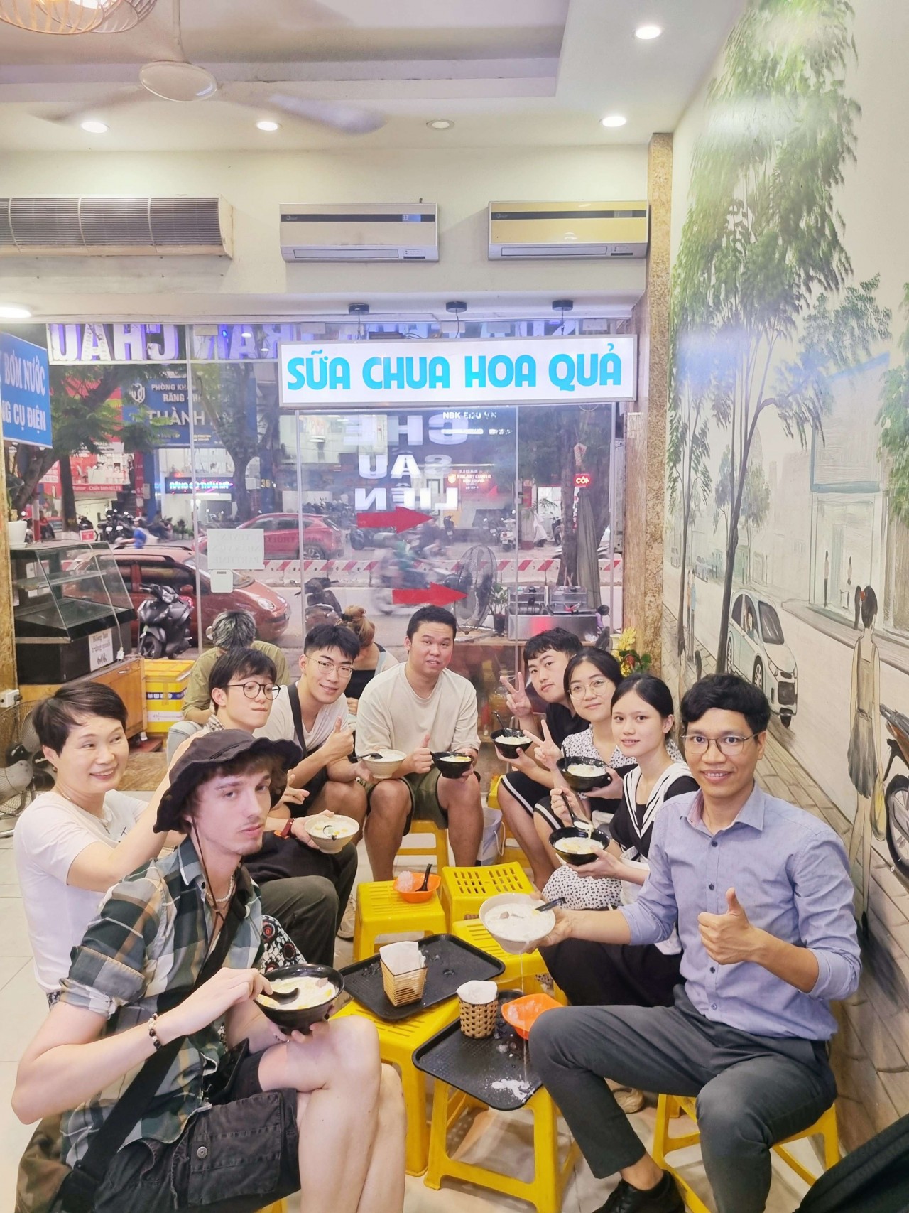 Foreign students experiencing Vietnamese cuisine. (Photo: Huu Tri) Foreign students experiencing Vietnamese cuisine. (Photo: Huu Tri)